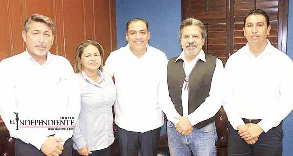 Busca alcalde recursos para apoyar a familias indígenas en Los Cabos