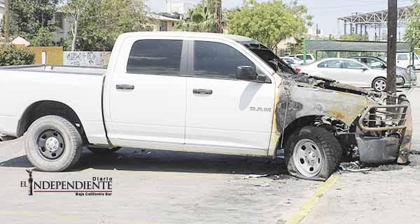 Queman vehículos de la PGJE en La Paz