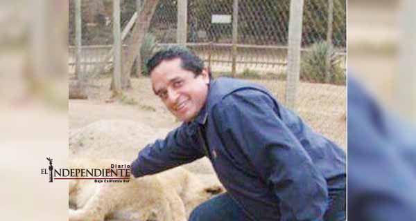 Exhiben a Carlos Joaquín al lado de animales dormidos con toxinas