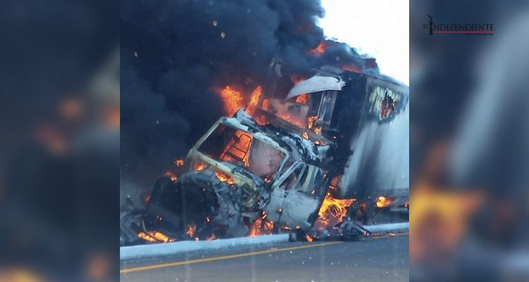 ¡Alerta en la carretera La Paz - Todos Santos! Tráiler se incendió tras volcadura