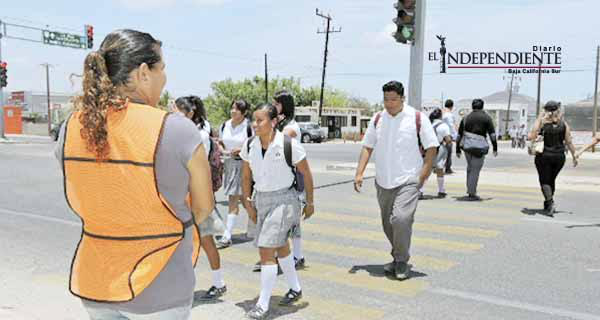A falta de puente peatonal, comunidad escolar del Cecyt 07 realizan campaña vial preventiva