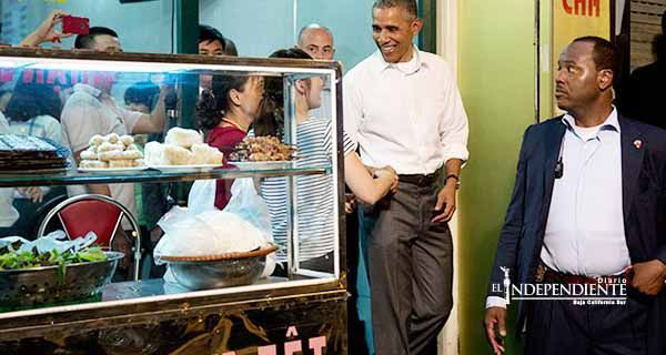 Barack Obama cena con Anthony Bourdain para serie de CNN