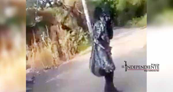 Indigente humillado por niños hurga entre la basura para comer