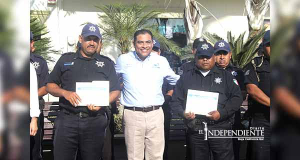 Reciben policías de Los Cabos merecido reconocimiento por su honestidad