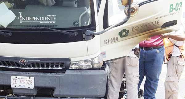 Se incendia barredora de FONATUR en la Transpeninsular