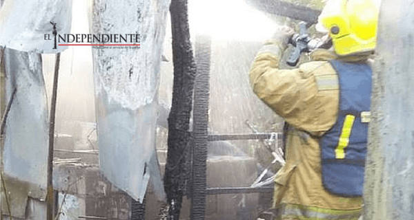 Se incendia cocina de una casa en El Zacatal; tanques de gas a punto de explotar