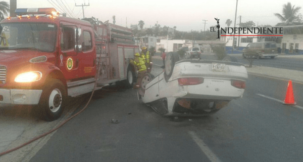 Joven conductora queda lesionada tras sufrir volcadura en la Transpeninsular