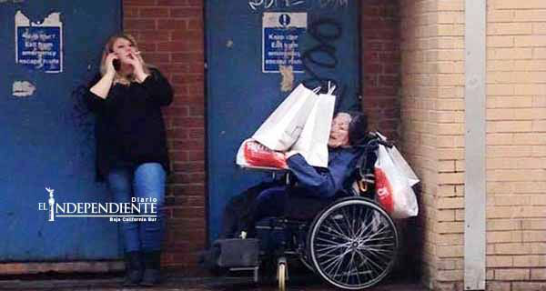 La indignante foto de una trabajadora social que le costó el empleo