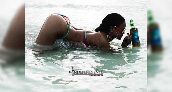 Rihanna se refresca, cuando calienta el sol