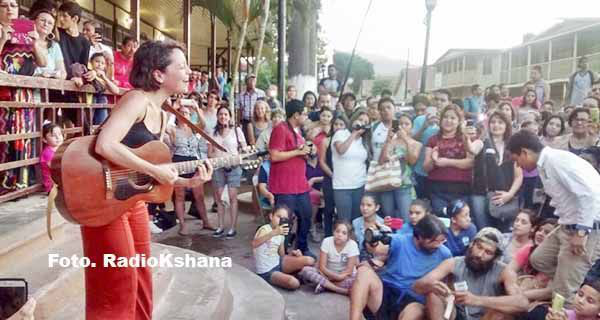 Natalia Lafourcade estuvo en Santa Rosalía; parece que visitará todo BCS