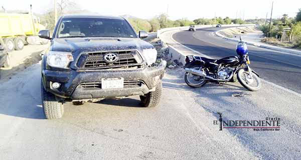 Motociclista sale lesionado al impactarse contra una pick up en la Transpeninsular