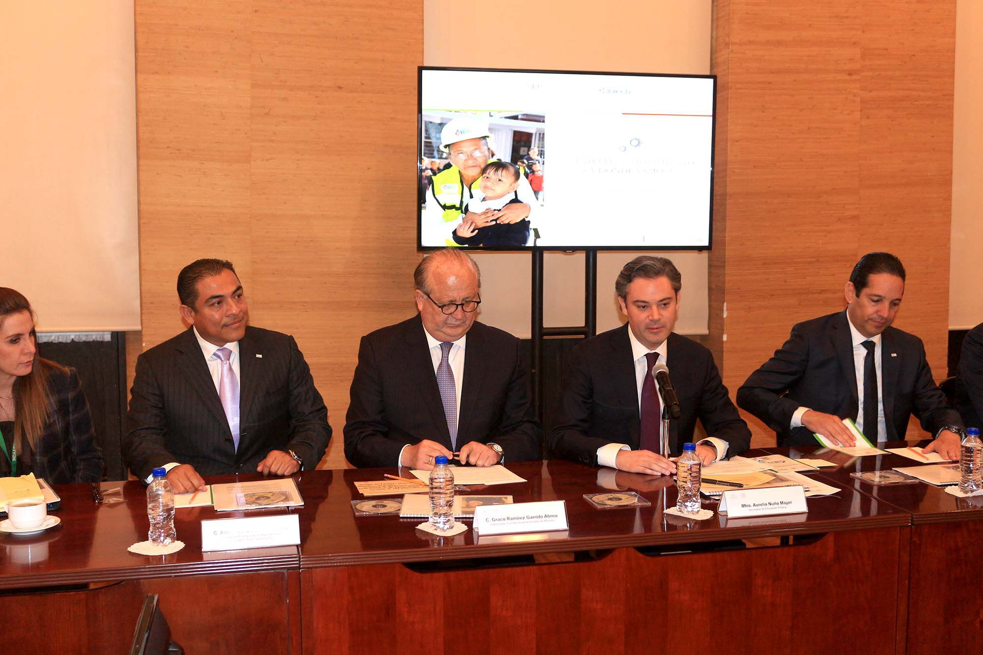 Gestiona De La Rosa Escalante más recursos para infraestructura educativa en BCS