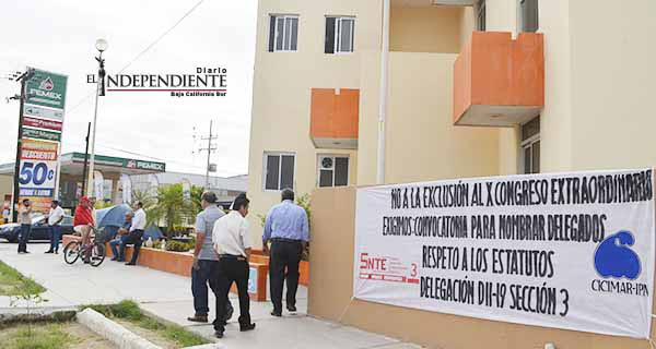 Delegación sindical de CICIMAR La Paz realiza plantón en SNTE