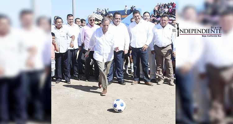 Titular de SEDESOL compromete empastado de futbol para Los Cabos
