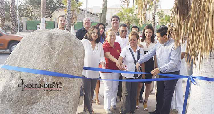 Colocan primera piedra de plaza rotaria