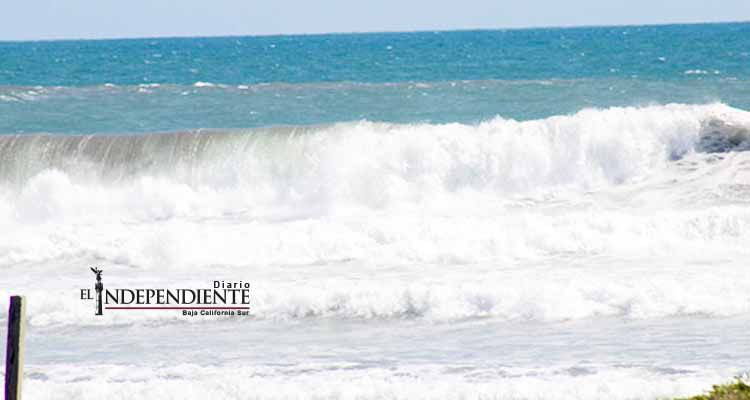 Fuerte oleaje arrastra a familia en playa de Acapulco