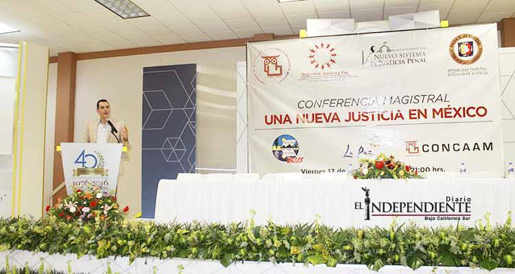 Imparten conferencia magistral: Una Nueva Justicia en México