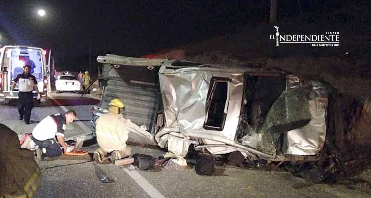 Fuerte volcadura en el corredor turístico deja tres heridos; uno grave