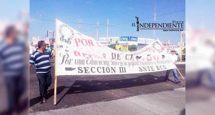Aunque amenazados por la SEP, los maestros continuarán protestando