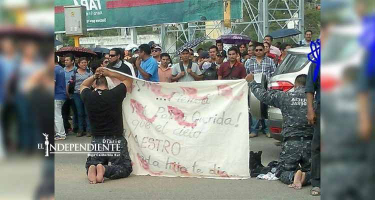 Ahora en Oaxaca… la CNTE descalza y humilla a dos federales