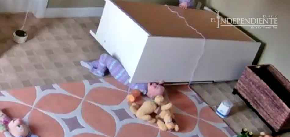 Niño de dos años salva a su hermano tras caerle mueble encima