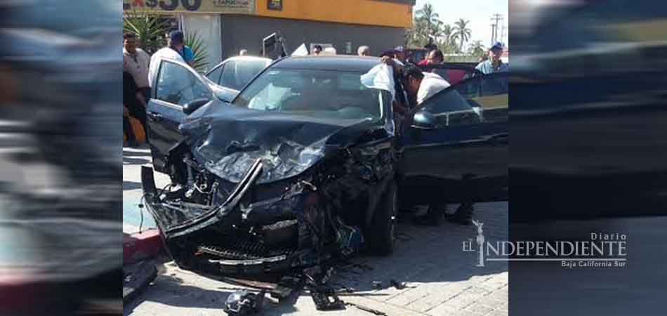 Choca patrulla de la Policía Estatal a vehículo particular