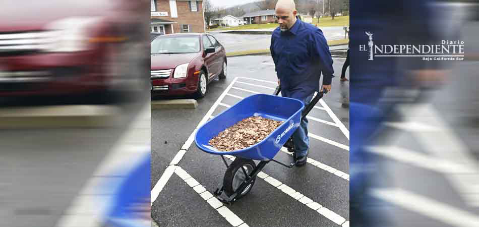 Hombre paga impuestos con 725 kilos en monedas