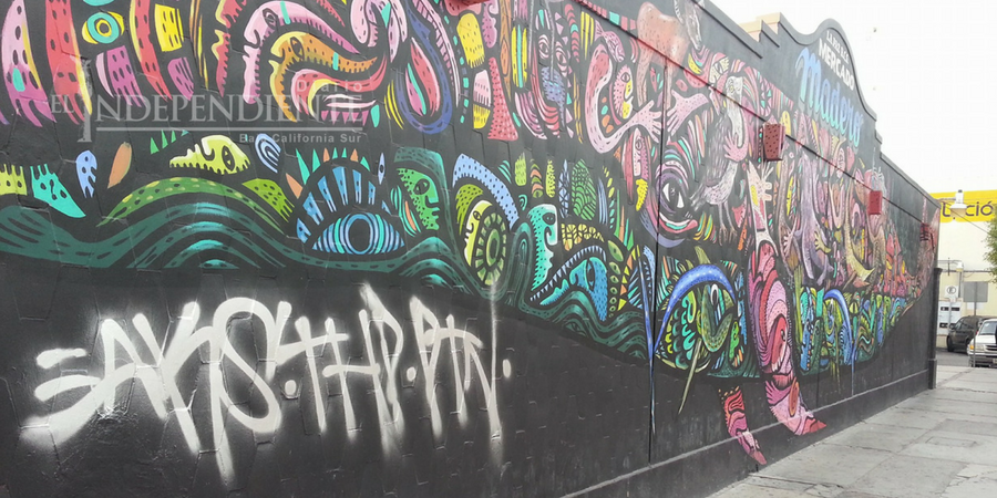 Arruinan con grafiti el mural “Mercado Madero”