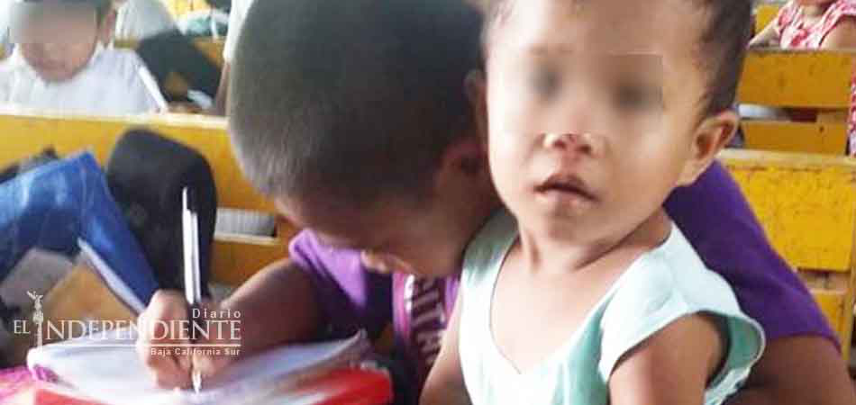 Niño de 9 años lleva a la escuela a su hermanito porque su mamá murió