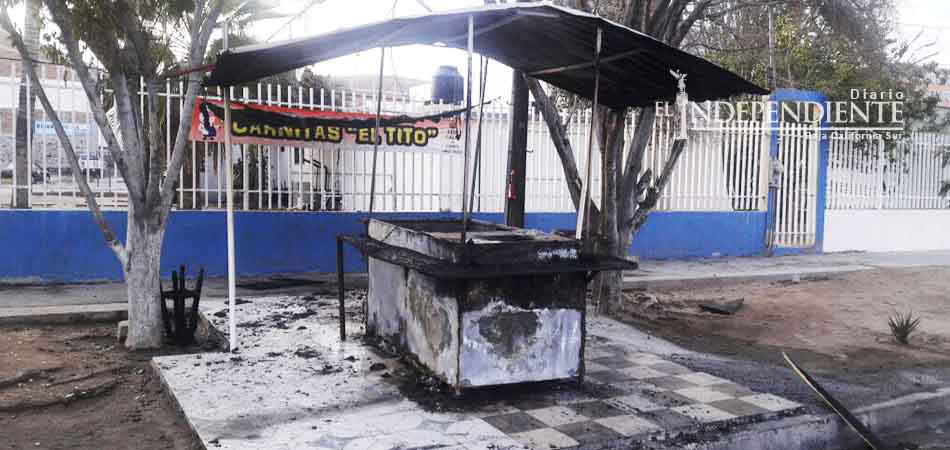 ¡Incendian otro puesto de carnitas en La Paz!