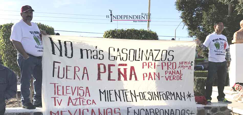 Irrumpe manifestación durante celebración del centenario de la Constitución!