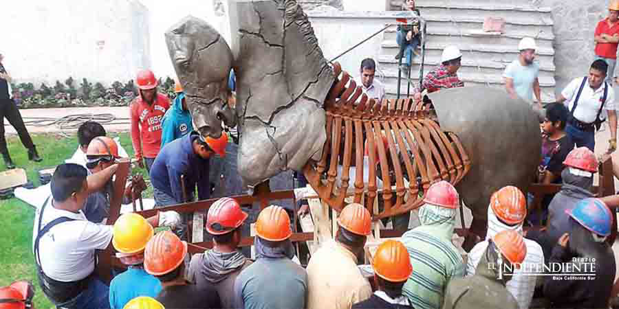 Llega a Puebla caballo colosal de Gustavo Aceves