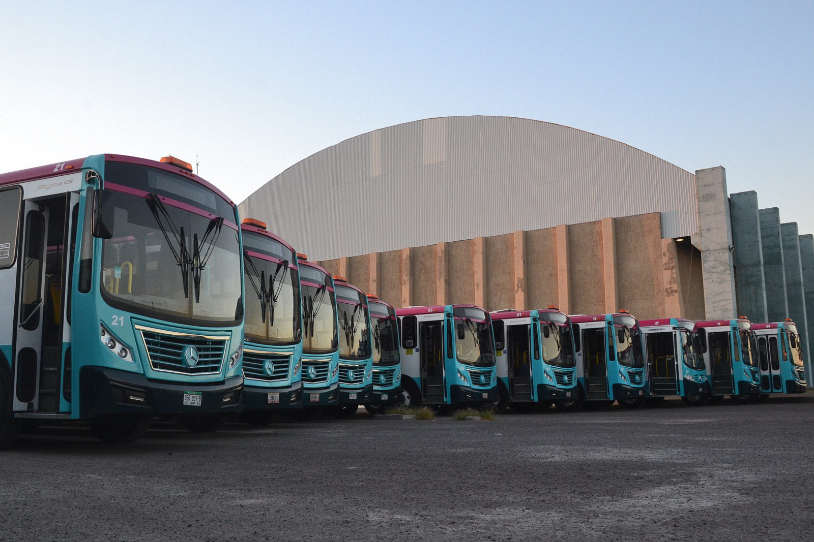 Estrena 27 unidades Transportes Urbanos de La Paz