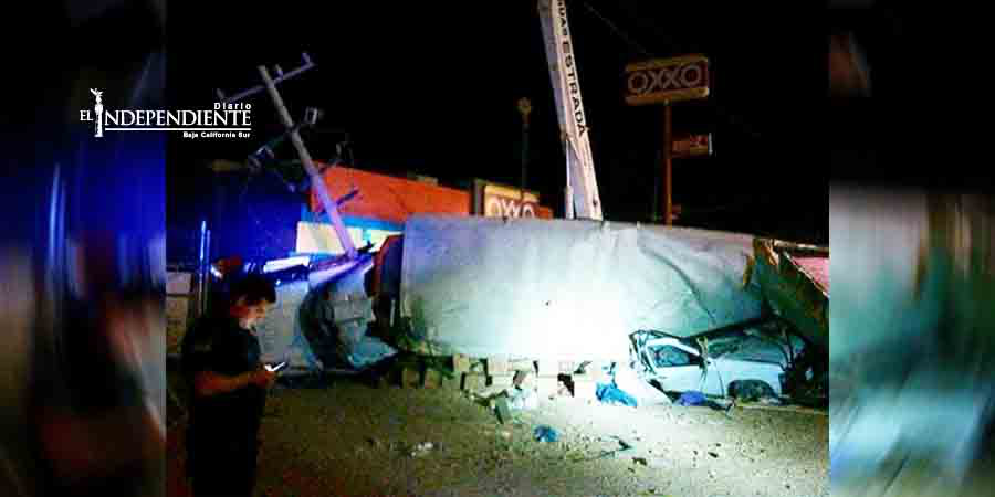 De camino a vacacionar, familia muere aplastada por un tráiler