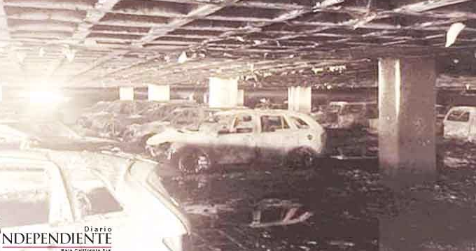 Arden vehículos en estacionamiento de plaza Puerto Paraíso 