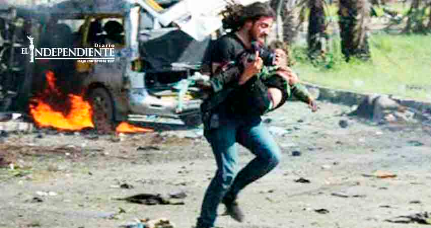 Fotógrafo rompe en llanto por no poder salvar a niños en Siria
