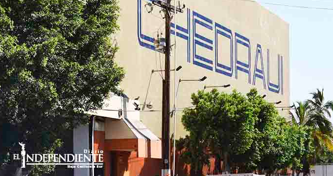 Pernoctan migrantes en Parque Revolución; comen desechos de Chedraui