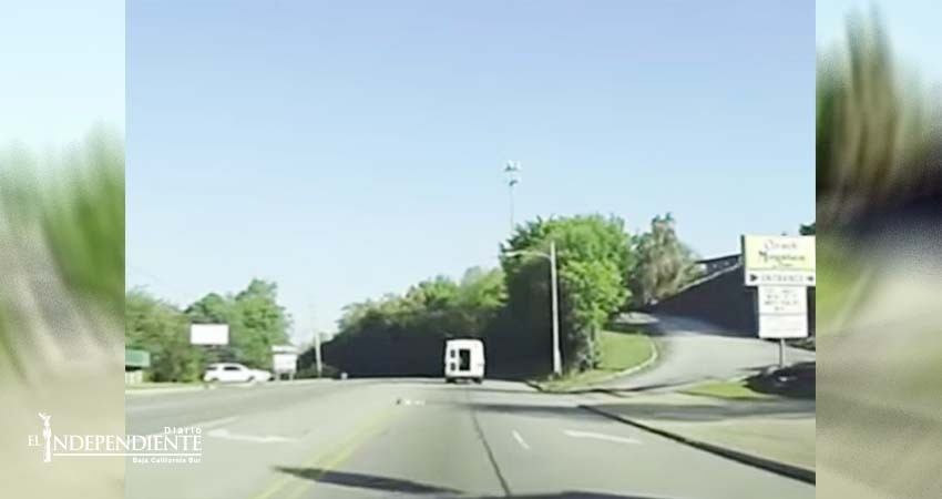 Niña cae de autobús en movimiento, y sobrevive