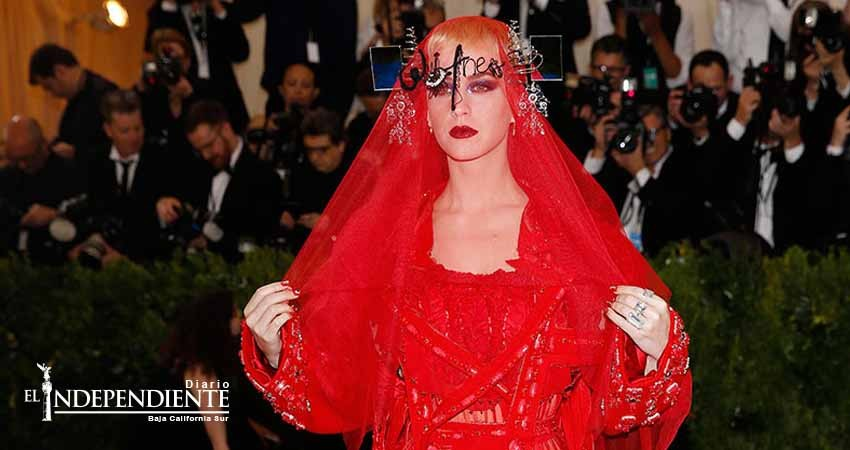 La gala del Met se tiñe de rojo