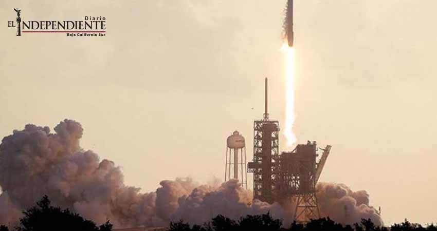 SpaceX lanza con éxito su primer satélite espía para EU