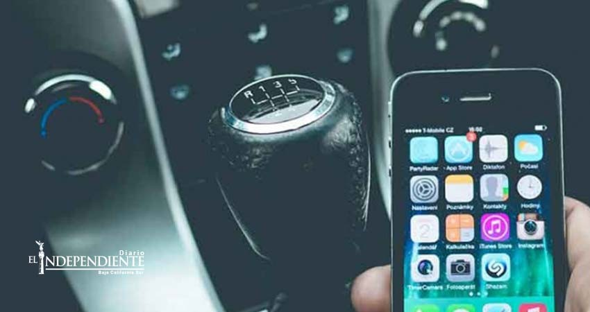 Cargador de teléfono explota e incendia coche; mujer muere