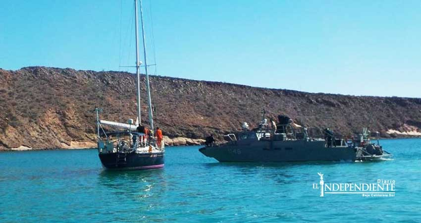 Personal naval auxilia a tripulantes de un velero en La Paz 