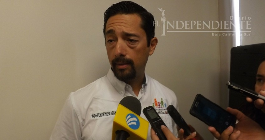 Como alcalde suplente, De la Mora promete que no irá contra gays