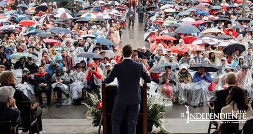 Desertó, y hoy Zuckerberg recibe título honorario de Harvard