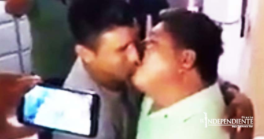 Líder transportista cambia besos por concesiones en Oaxaca