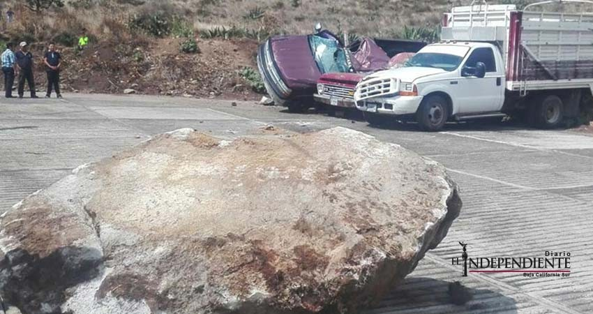 Gran roca se desprende de cerro y cae sobre vehículos en Hidalgo