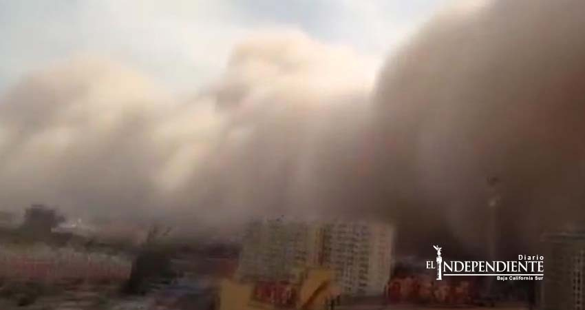 Captan imágenes apocalípticas por tormenta de arena en China