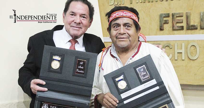 Entregan medallas al mérito y trayectoria periodística