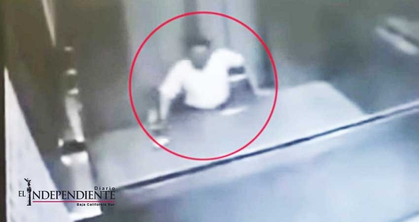 Elevador prensa y parte en dos a doctor chino