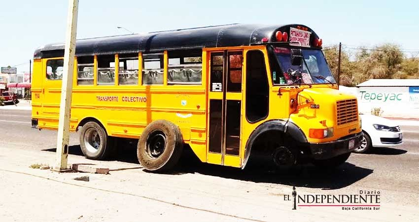 ¡Se le salió la llanta en plena ruta!